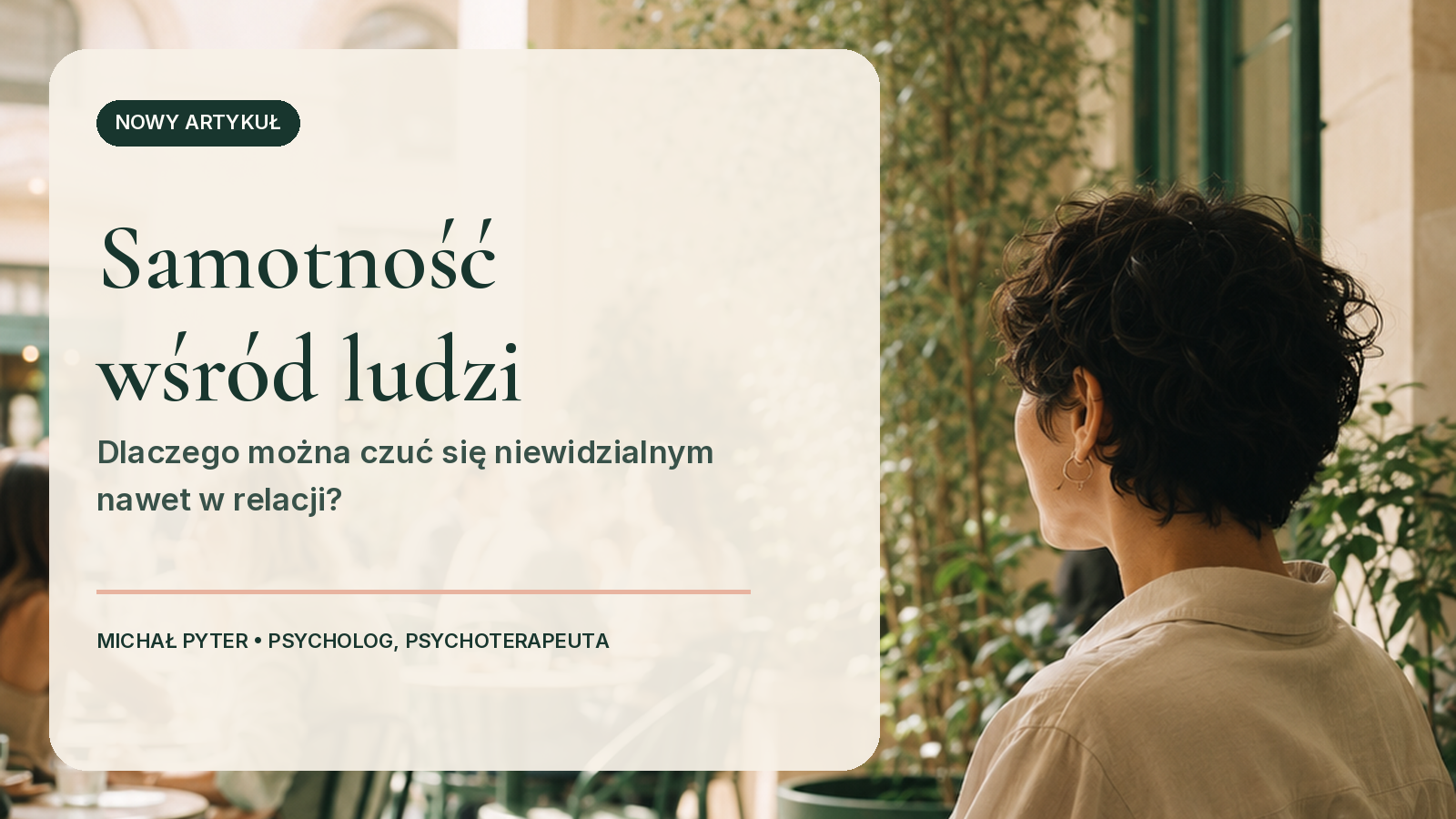 Osoba siedząca w jasnej kawiarni pośród innych ludzi, symbolizująca samotność odczuwaną mimo społecznej obecności.
